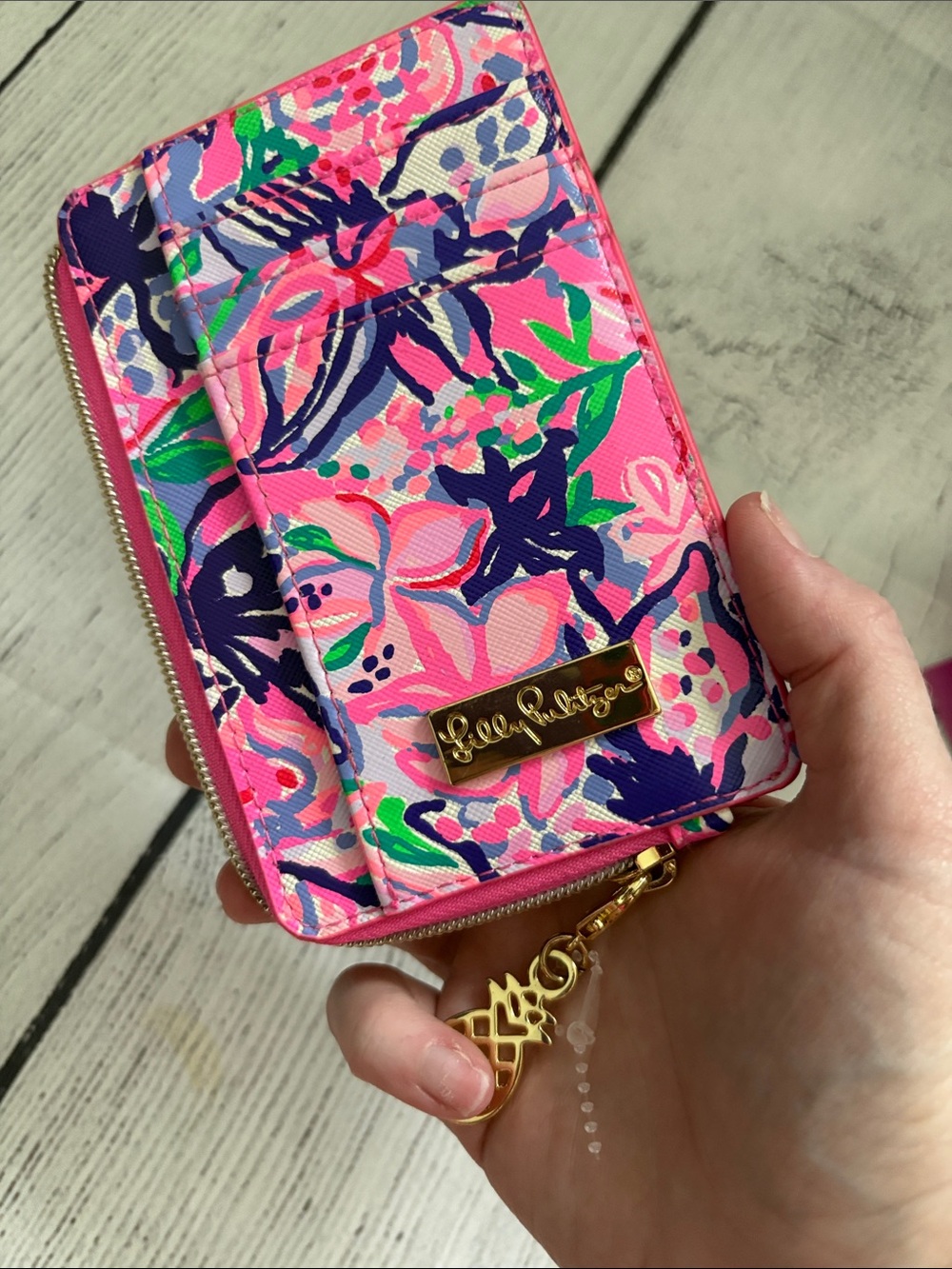Lilly Pulitzer Floral Zip Card Case w Pineapple 🍍 Charm -vibrant print - Picture 9 of 10
